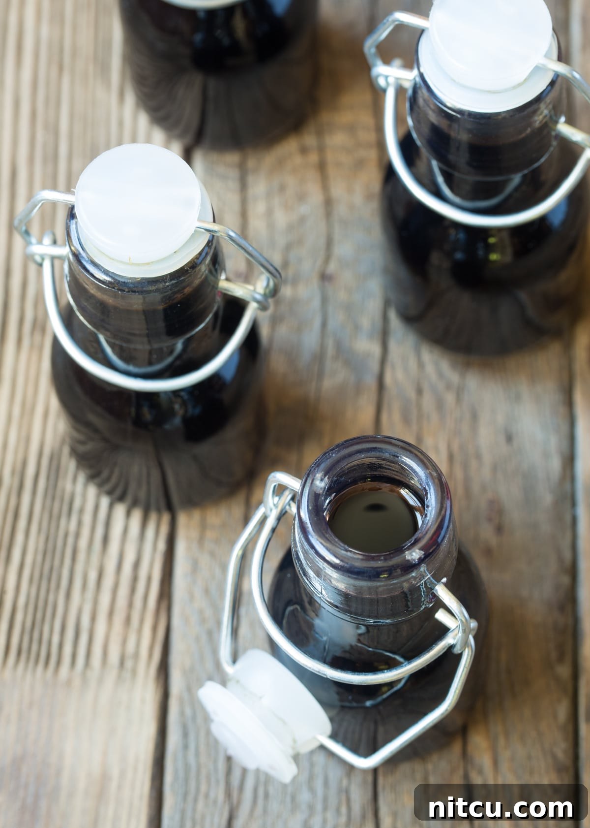 Artisan Bourbon Vanilla Extract 9 Trendy Homemade Bourbon Vanilla Extract in small bottles.