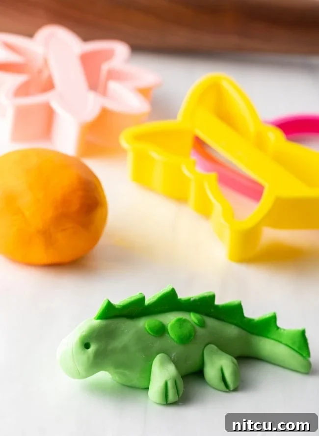 fondant-mushrooms.jpg Lizard fondant.